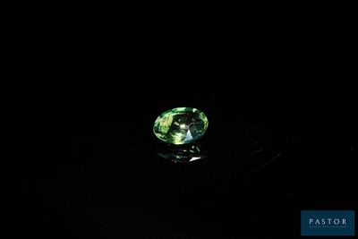 gros plan d'un diamant vert sur une surface noire