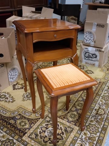 Petite table de nuit et son tabouret