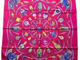 une écharpe rose ornée d'un motif coloré