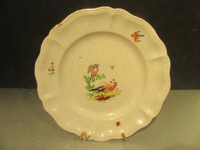 une assiette avec un oiseau posée sur une table