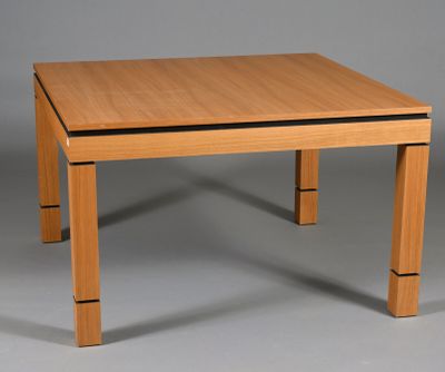 Table carrée en placage de chêne. Travail contemporain, circ…