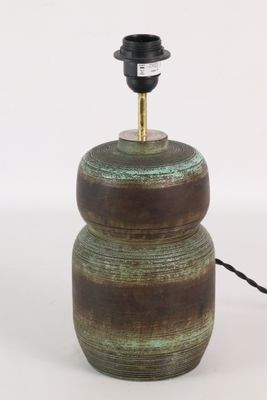 une lampe posée sur une table