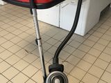 un aspirateur posé par terre dans un magasin