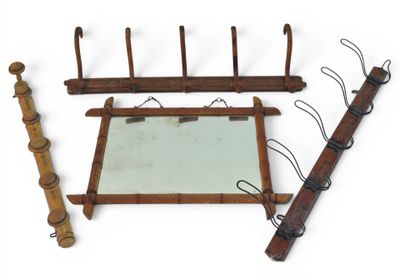 un miroir, un miroir et un porte-vêtements en bois posé sur une surface blanche