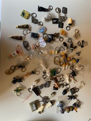 beaucoup de porte-clés posés sur une table