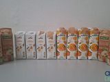 plusieurs cartons de jus d'orange posés les uns à côté des autres sur une table