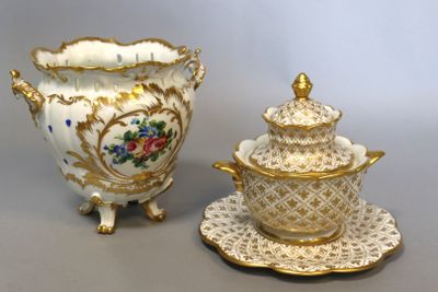 deux vases placés l'un à côté de l'autre