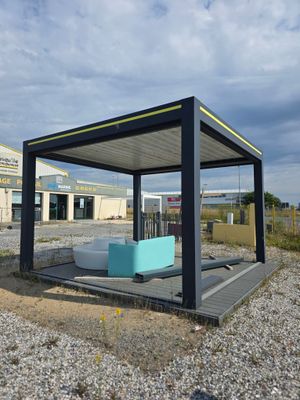 un canapé bleu placé sous un auvent dans un parking