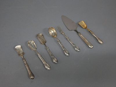 six ustensiles de service en métal argenté, ainsi qu'un couteau et une fourchette