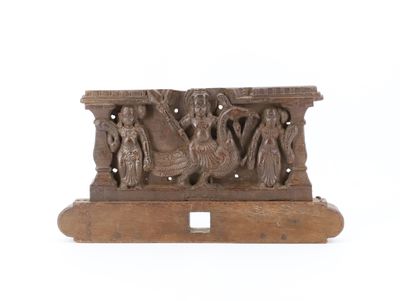 une vieille sculpture en bois représentant un groupe de personnes assises sur un banc