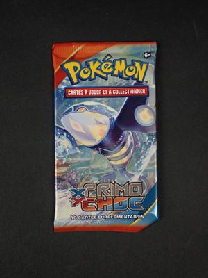 un gros plan sur une boîte de cartes à collectionner Pokémon posée sur une table