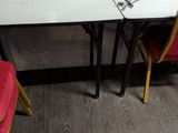 deux chaises rouges placées devant une table sur laquelle se trouve un miroir