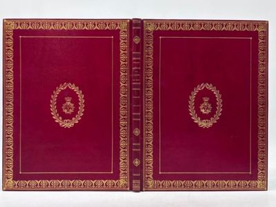 un livre rouge aux bords dorés, orné d'une couronne sur la couverture