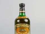 l'image d'une bouteille de whisky posée sur une table