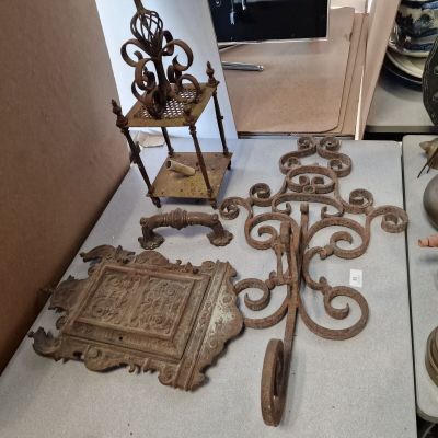 il y a beaucoup d'objets anciens posés par terre dans la pièce