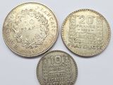 trois types de pièces différents sur une surface blanche
