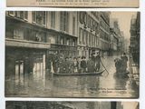 quatre photos de personnes dans un bateau dans une rue inondée