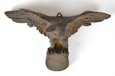 statue d'un aigle aux ailes déployées sur fond blanc