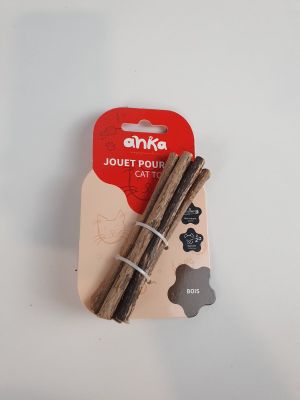 deux morceaux de bois sont posés sur un colis