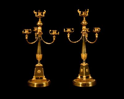 paire de candélabres anciens en laiton avec bougeoirs sur socle