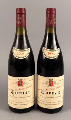 deux bouteilles de vin rouge posées l'une à côté de l'autre sur une table
