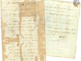 deux vieux papiers avec de l'écriture assis l'un à côté de l'autre
