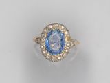 une bague à pierres serties de saphir bleu et de diamants