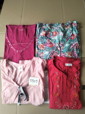 quatre t-shirts pour femmes posés sur une boîte en carton avec une étiquette de prix