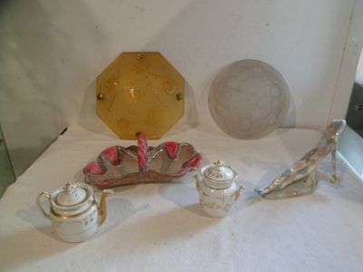 une nappe blanche recouverte d'objets en argent