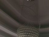 un lustre suspendu au plafond d'une pièce