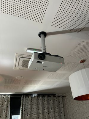 un projecteur fixé au plafond d'une pièce
