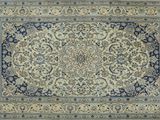 un tapis persan ancien, avec une bordure bleue et un motif floral