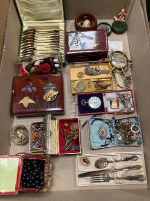 une boîte pleine d'objets assortis qui se trouvent dans la boîte