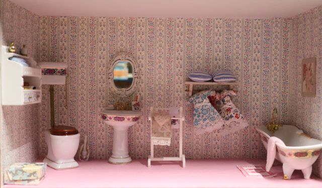 Diorama. Composition miniature, dans une vitrine en bois, vitre e...