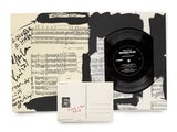 une image représentant un disque noir posé sur une feuille de papier