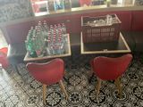 deux chaises rouges et une table sur laquelle sont posées des bouteilles d'eau
