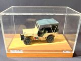 une petite maquette de véhicule militaire dans une vitrine