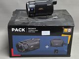 un caméscope Sony noir posé sur une boîte