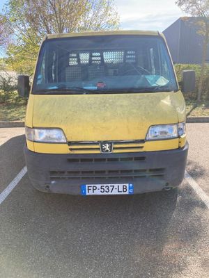 une camionnette jaune garée dans un parking