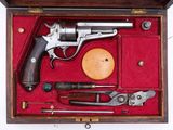 un pistolet dans une boîte en bois contenant d'autres objets