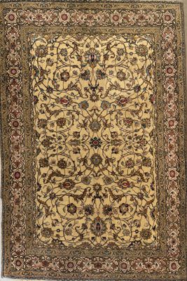 un tapis aux tons dorés et marron, orné d'un motif floral
