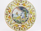 une assiette avec l'image d'une femme et d'un oiseau