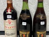 trois bouteilles de vin posées les unes à côté des autres sur un plan de travail