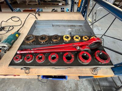 une photo d'un ensemble d'outils posé sur un établi