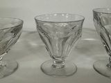trois verres posés les uns à côté des autres sur une table