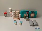 un sac contenant de nombreux objets, posé sur une table