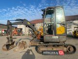 une petite excavatrice garée sur un terrain