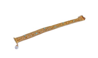 une image représentant un bracelet en or orné de pierres turquoise sur fond blanc