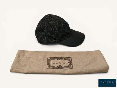 un gros plan d'un chapeau et d'un sac posés sur une surface blanche