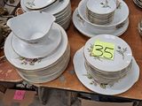 de nombreuses assiettes et bols posés sur une table, accompagnés d'une étiquette indiquant le prix